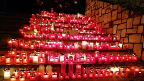 GALERIE FOTO Poarta Spitalului Judetean din Piatra Neamţ, unde și-au pierdut viața 10 pacienți, s-a transformat în altar. Zeci de oameni au aprins candele în memoria victimelor