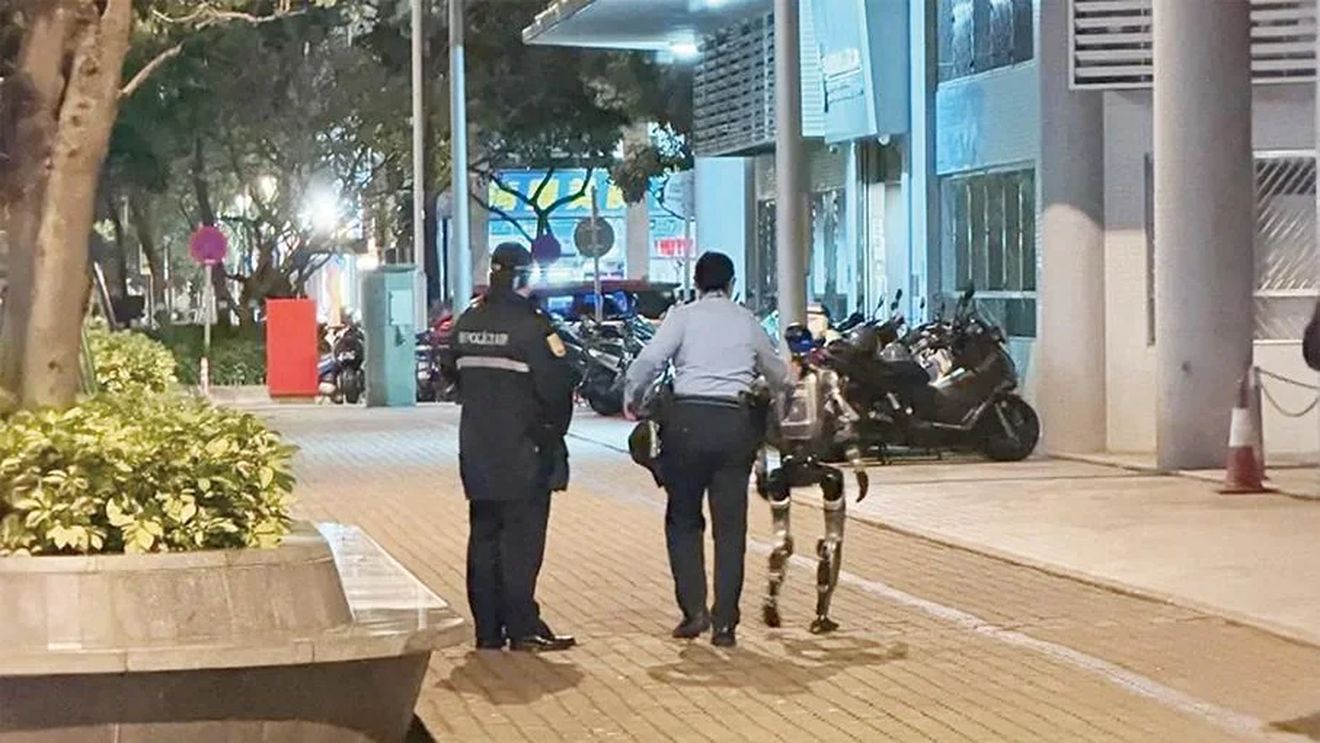 Premieră în lumea roboticii / Un robot umanoid a fost „arestat” de poliție în China