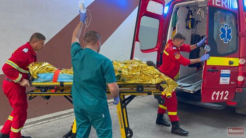 Tânăr cu arsuri severe a fost refuzat de marile spitale / ”Va rămâne pentru supraveghere şi tratament de specialitate în Botoșani” / Are arsuri pe 60% din suprafața corpului după ce a vrut să alimenteze o drujbă în timp ce fuma