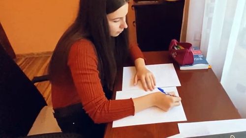 Elevă în clasa a XII-a la un colegiu național: Nu se respectă orarul deloc și nu facem toate orele. Noi lucrăm pe WhatsApp, ne trimitem poze cu rezolvările și exercițiile