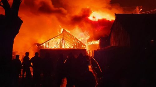 Șapte case au luat foc în localitatea Valea Mare Pravăț, din Argeș/ Pompierii încearcă să stingă focarele, nu sunt victime