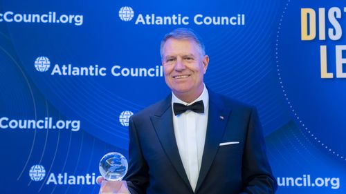 FOTO Președintele Klaus Iohannis a primit premiul Distinguished International Leadership Award din partea Atlantic Council