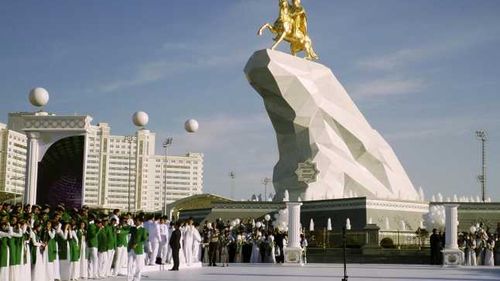 Adevărul / Ţara sufocată de cultul personalităţii şi aflată la un pas de colaps: oamenii stau la coadă ore întregi pentru pâine