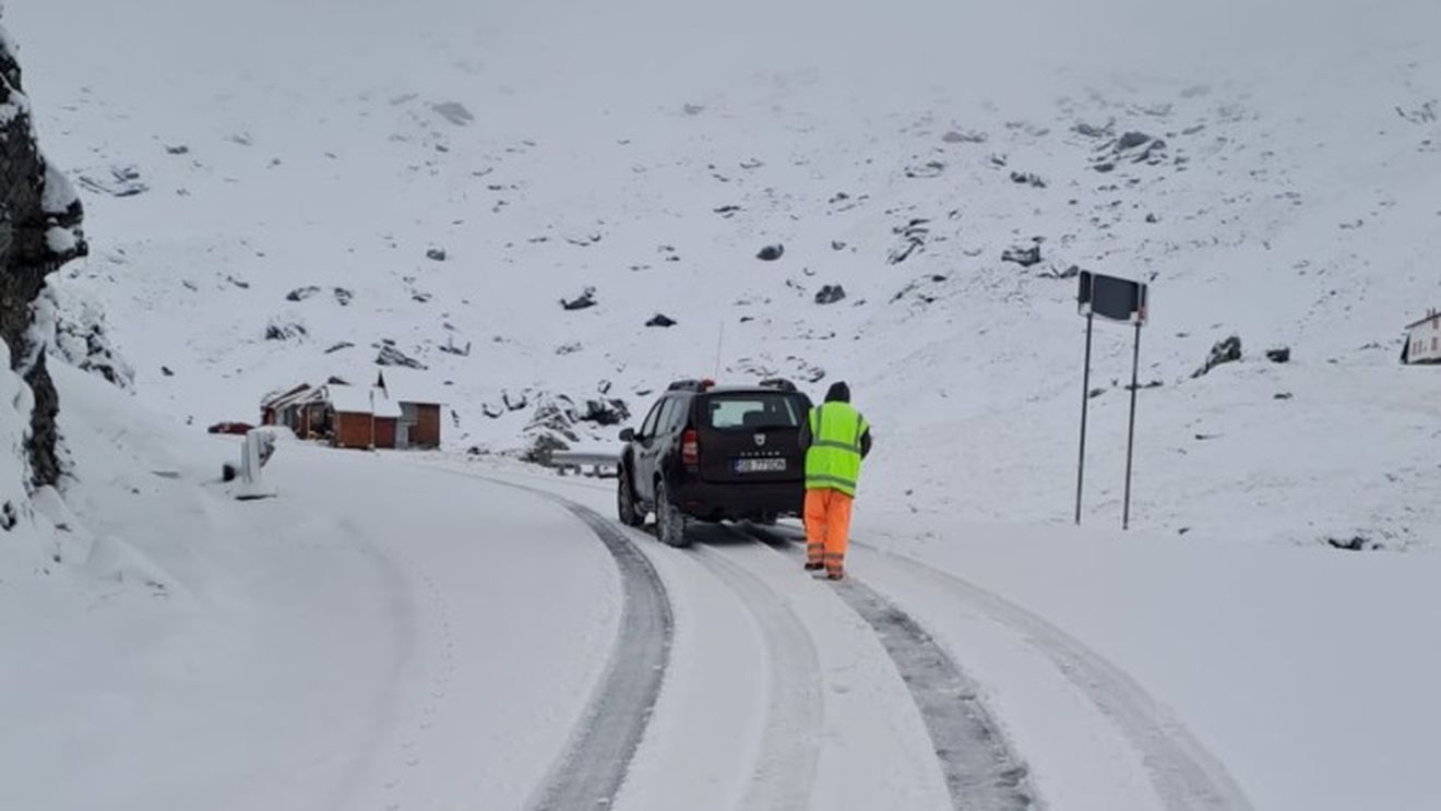 Drumarii continuă să lucreze pentru a putea deschide traficul pe DN 7C - Transfăgărăşan până la sfârşitul lunii mai, deşi în zonă ninge de trei zile