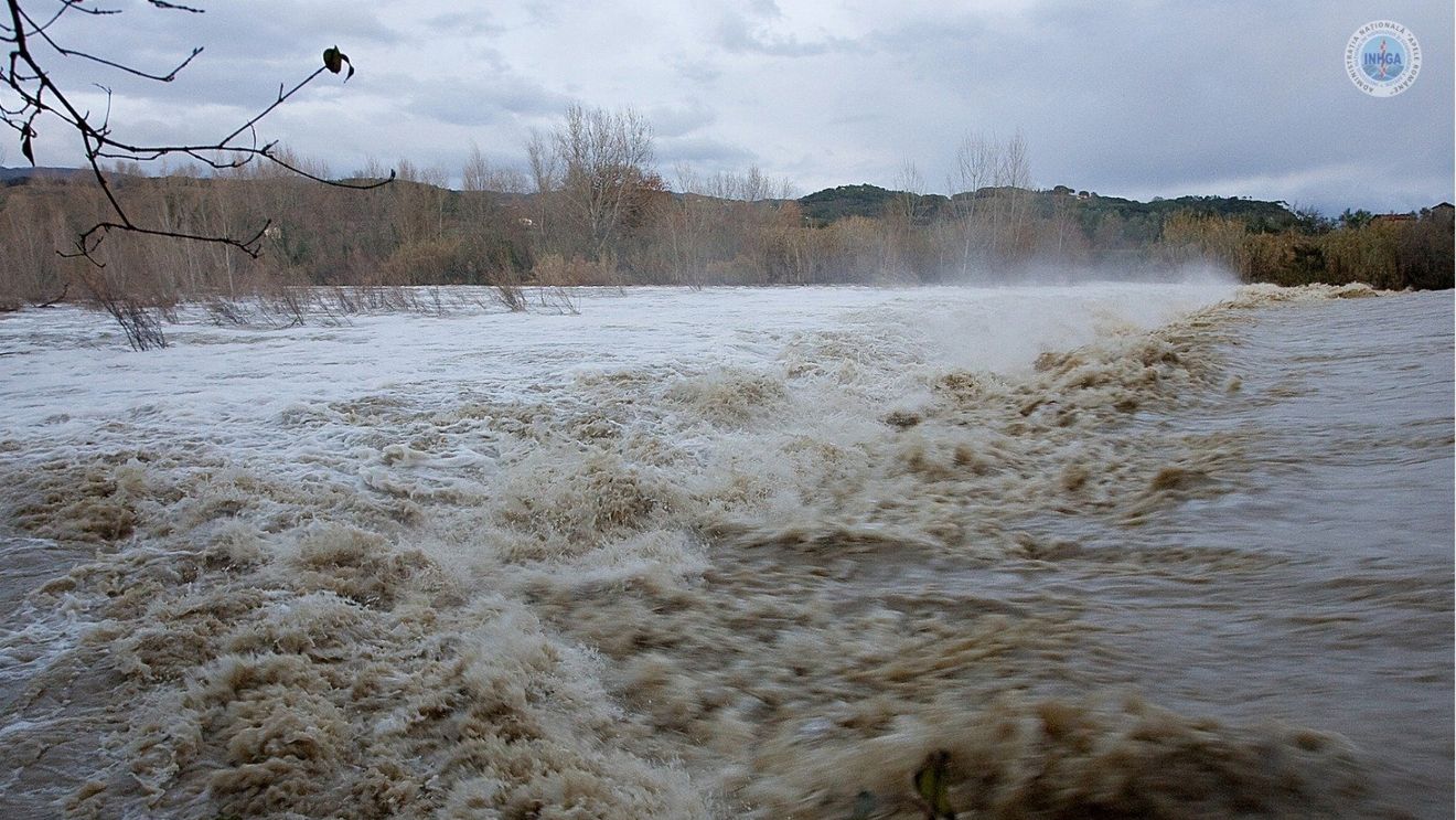 VIDEO Jandarmii au intervenit cu 2000 de saci de nisip pentru gospodăriile afectate de codul roșu de inundații din Dolj/ Alte județe măturate de viitură