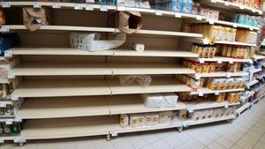 Ministrul Agriculturii anunță că unii clienți au cumpărat ulei cu dubele și cere calmarea panicii: Trebuie să consumăm rațional, avem stocuri/ Au existat magazine care au dat ulei cu porția