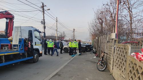 O fetiță de 6 ani și o alta de 15 ani au murit, după ce au fost lovite de o mașină proiectată în gardul unui imobil / Mai multe persoane au agresat șoferul și pasagerul, polițiștii efectuând cercetări sub supravegherea procurorilor