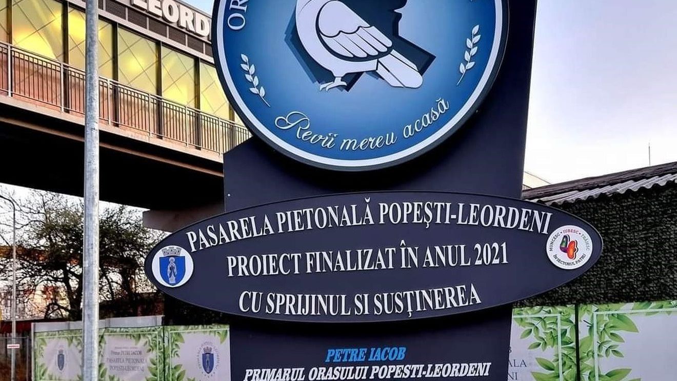 Primarul din Popești-Leordeni, omagiat de subordonați printr-un totem amplasat pe o pasarelă pietonală / City-managerul promite investiții suplimentare în placa omagială