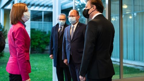 Cîţu şi Maia Sandu au discutat despre imunizarea cetăţenilor români din Republica Moldova în centre din România