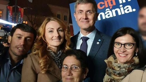 Primul scandal de corupție la USR: Vicepreședinta filialei USR din Șelimbăr, complice a soțului său, arhitectul șef al localității, reținut pentru luare de mită / USR anunță că aceasta a demisionat din partid