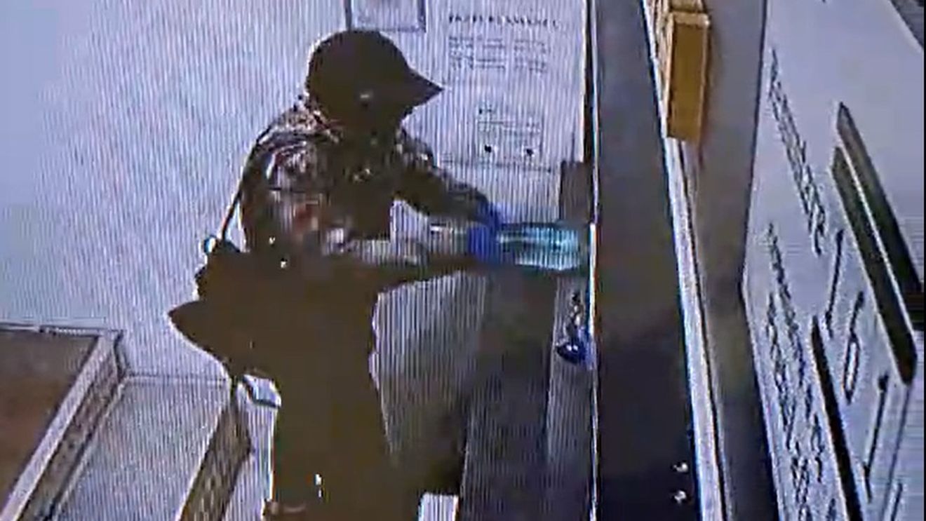 VIDEO Un bărbat mascat a intrat într-un amanet din Dristor și a aruncat cu benzină înspre angajatul agenției