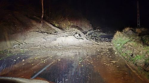 FOTO Drum judeţean blocat în Prahova, în urma unei alunecări de teren provocate de ploile torențiale din ultimele ore