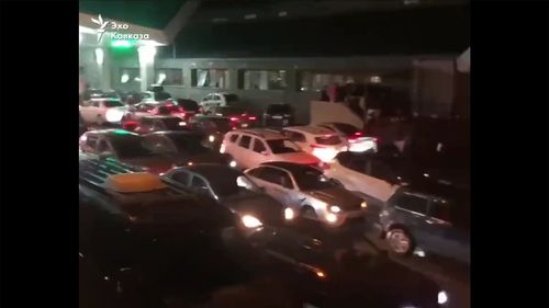 VIDEO Cozi uriașe de mașini la mai multe frontiere ale Rusiei. Populația rusă încearcă să fugă în Georgia, Finlanda, Kazahstan și Mongolia: „Nu vreau să fiu carne de tun”