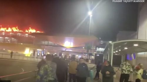 Zborurile de pe Aeroportul Luton, reluate după ce un incendiu imens a cuprins parcarea unui terminal