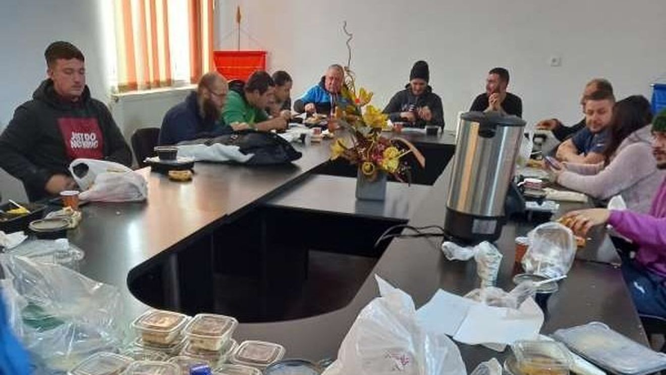 50 de persoane blocate de zăpadă în județul Brăila, adăpostite de autorităţile din două localități