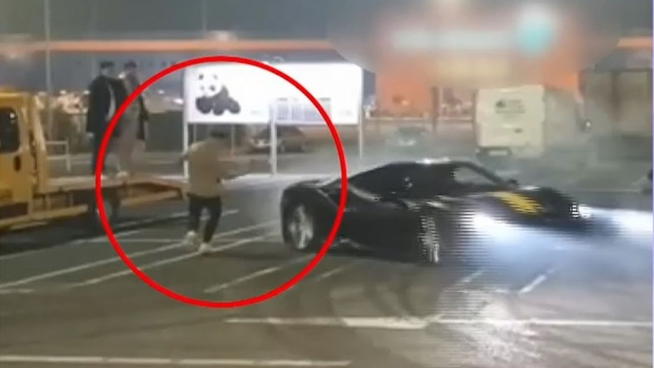 Digi24: Drifturi periculoase cu bolizi de lux în parcarea unui mall din Capitală. Șoferul unui Ferrari, la un pas de a acroșa un spectator