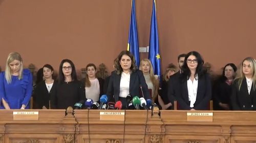 Judecătoarea Ionela Tudor, apel pe un grup intern la susținerea președintei Liana Nicoleta Arsenie înaintea conferinței de presă a Curții de Apel București organizată după dezvăluirile Recorder: „Trebuie să fim uniți împotriva acestui asalt împotriva justiției” / Magistratul a suspendat analiza tezei de doctorat a fostului premier Ciucă