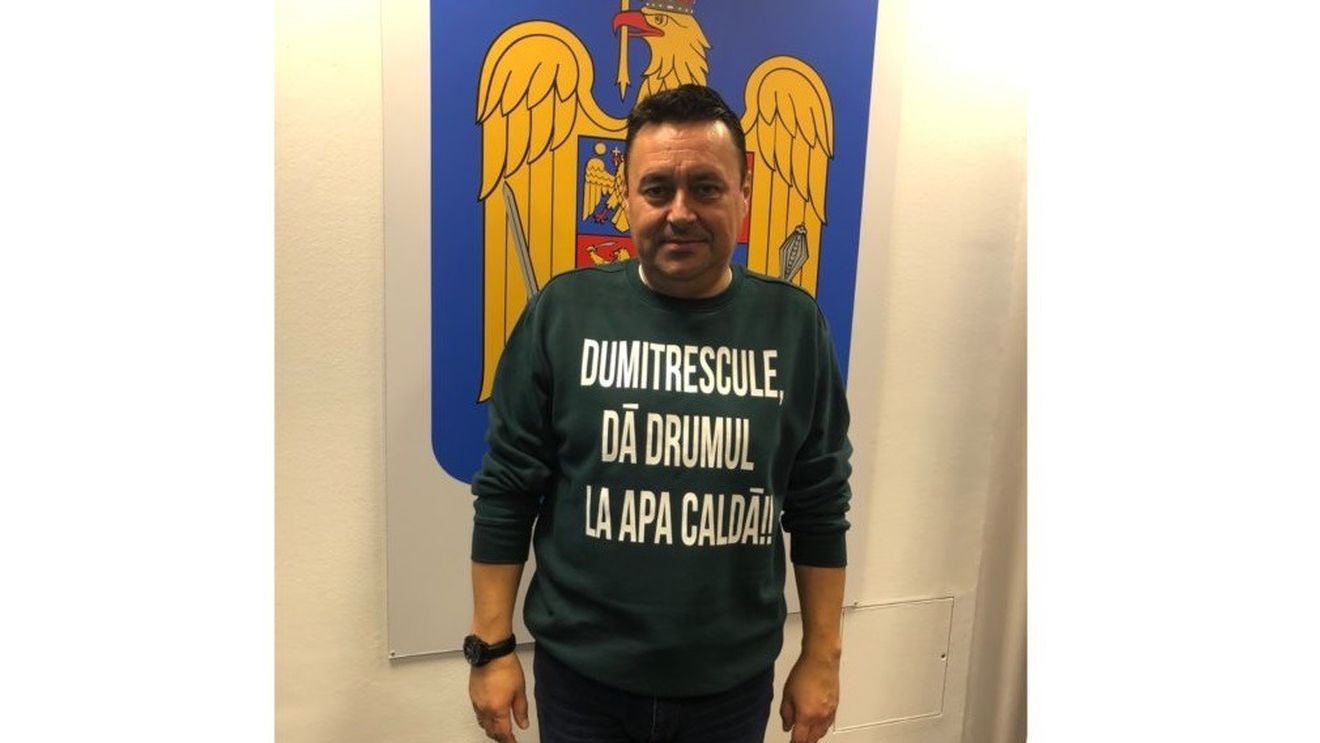 Caz extrem în PNL: primarul liberal din Ploiești protestează față de șeful liberal al Consiliului Județean în scandalul apei calde. Tricou cu mesajul “Dumitrescule, dă drumul la apa caldă!”