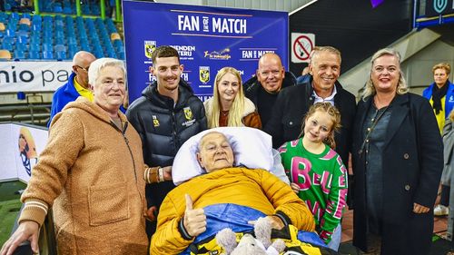 Un olandez, bolnav în fază terminală, dus la meci pe patul de spital / Ultima lui dorință era să vadă un meci pe stadion, alături de nepoata lui