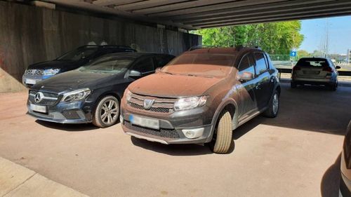 FOTO Și-au găsit mașinile vopsite, dar plătesc amendă: 290 de lei pentru parcare neregulamentară / S-a deschis dosar penal