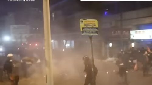 Grecia: Peste 2000 de persoane au ieșit în stradă la Salonic, pentru a-și manifesta revolta, după accidentul feroviar în care 57 de persoane au murit iar alte 56 sunt date dispărute / Manifestanții au aruncat cu pietre și cocktailuri molotov în polițiști