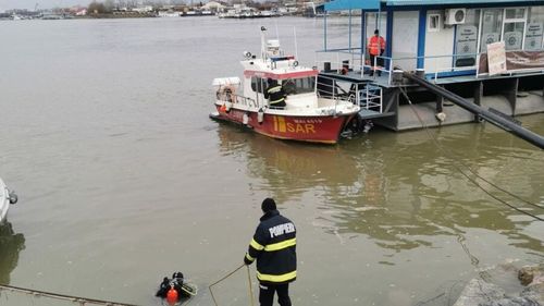 VIDEO Un bărbat de 78 de ani din Tulcea este căutat de scafandri în apele Dunării, după ce a fost dat dispărut