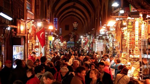 Turcii ocolesc băncile şi se îngrămădesc la Marele Bazar din Istanbul să scape de lirele lor / „Orice ai face nu păstra lirele turceşti. Chiar şi cumpărarea de brânză feta este o investiţie mai bună”