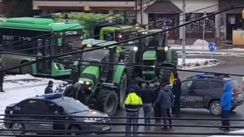 LIVE BREAKING Au eșuat negocierile cu transportatorii și fermierii de la Ministerul Finanțelor / Protestele continuă / Centurile principalelor orașe din țară și alte drumuri sunt blocate