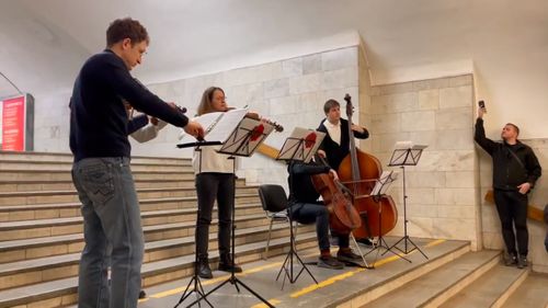 VIDEO Muzică clasică în război: Festivalul din Harkov, pe treptele unei stații de metrou din orașul distrus de ruși/ Violonistă: A fost poate cel mai bun concert din viața mea