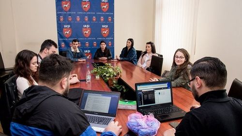 Tineri voluntari din Iași vin în ajutorul bătrânilor care au nevoie de cumpărături de strictă necesitate