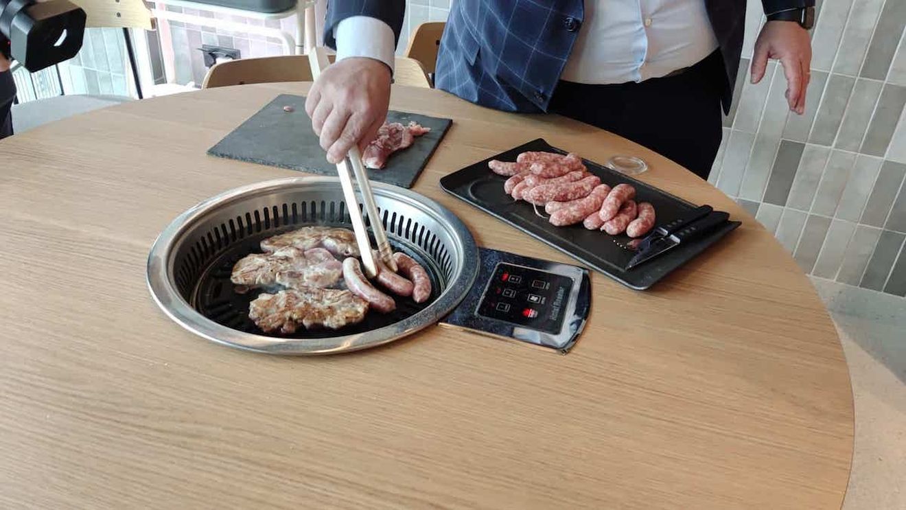 Într-un restaurant din Cluj, clienții își prepară singuri mâncarea, pe model coreean / În loc de preparate din pește se pot prăji pe grill cârnați și carne de porc