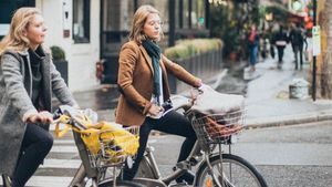 Vaccinare pe bicicletă la centrele drive-thru din Hunedoara pentru a respecta Vinerea Verde