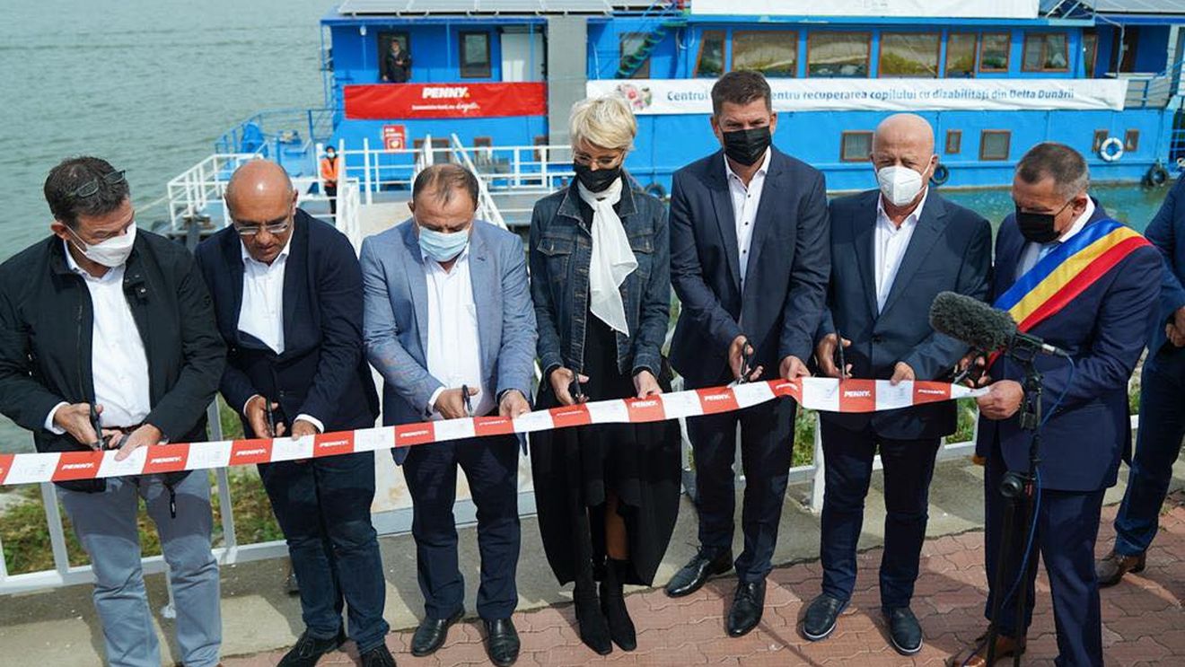 Șapte oameni, în frunte cu ministrul Raluca Turcan, au tăiat o panglică la inaugurarea unui centru itinerant pentru copiii cu dizabilități din Delta Dunării