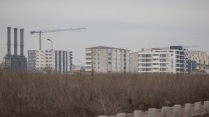 Nicio tranzacție de vânzare-cumpărare a unei case, teren sau mașini nu se mai poate face fără prezentarea certificatului fiscal / Documentul este obligatoriu atât pentru vânzător cât și pentru cumpărător - presă 