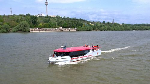 Plimbări gratuite pe Dunăre cu o navă de agrement pentru elevii din județul Galați