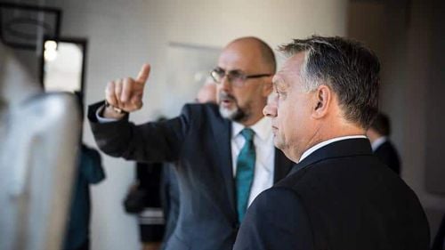 Documentul programatic care stă la baza implicării masive a Ungariei în Transilvania prevede clar susținerea cetățenilor maghiari din România. Până acum, Budapesta susținea că ajutorul financiar e nediscriminatoriu pentru maghiari și români. Banii merg la mici fermieri și la oligarhii din anturajul lui Viktor Orban