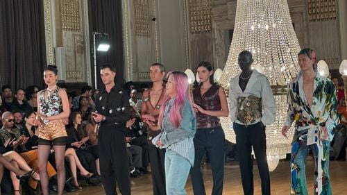EXCLUSIV Maggie Wang, o colecție care ratează maturitatea creativă: transparențe banale, materiale ce par ieftine și ținute care evocă adolescența, nu moda de podium la London Fashion Week