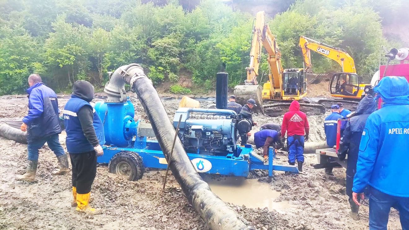 Intervenţia de la Praid, cea mai lungă din ultimii ani a pompierilor din Harghita / "Am avut în total opt motopompe, dar din ele s-au defectat. Unele au rezervoarele sparte, partea de motor e defectă..."