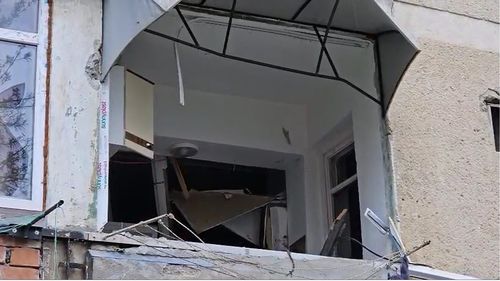 Explozie în Olt: 50 de persoane au fost evacuate dintr-un bloc de garsoniere / O fetiță de 4 ani și o femeie au suferit arsuri pe față și mâini, două persoane au făcut atacuri de panică / Plan roșu de intervenție, a fost trimis elicopterul SMURD