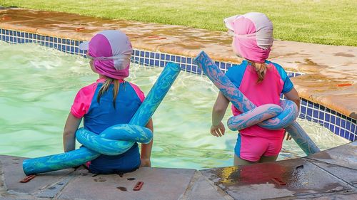 Culoarea costumului de baie al copilului ar putea avea un impact asupra siguranței acestuia la piscină sau pe plajă, spun experții