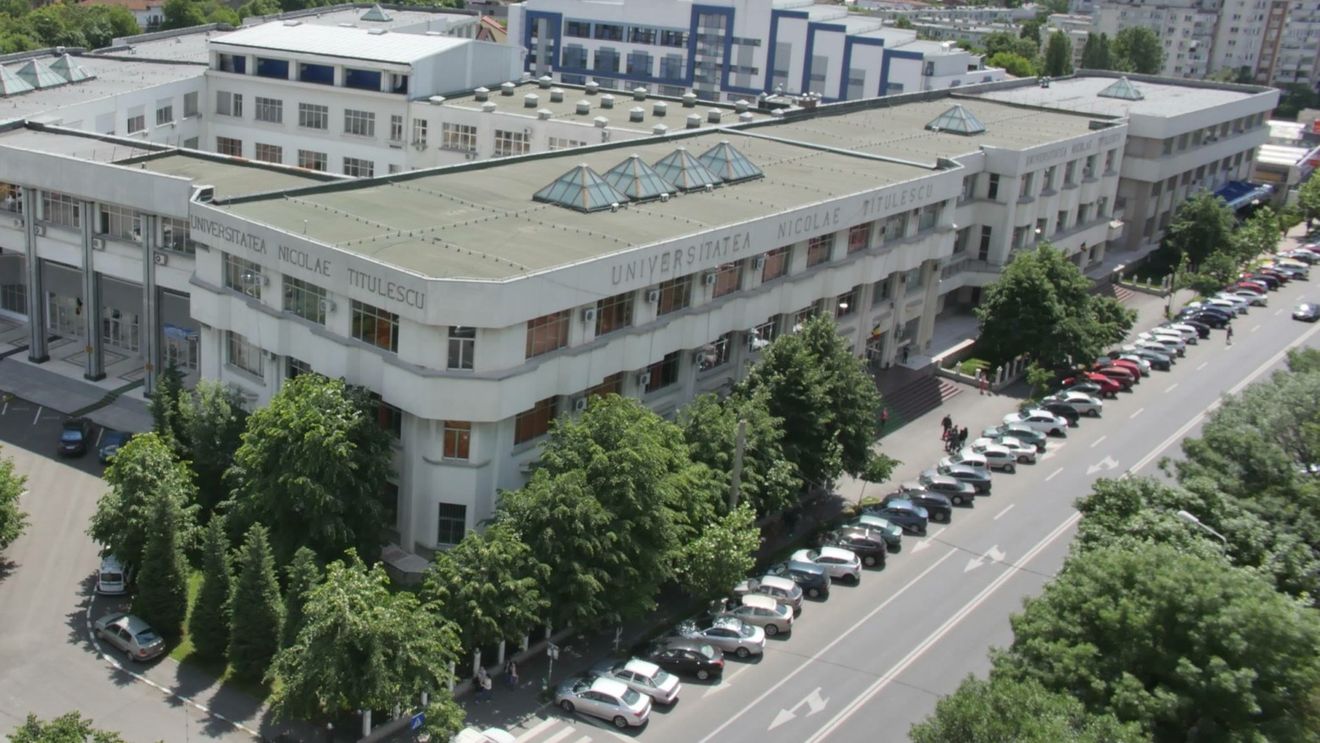 Un asistent universitar titular, fiul președintelui consiliului de administrație al Universității “Nicolae Titulescu”, și-a dat demisia după ce a folosit un limbaj vulgar cu studentele sale pe TikTok
