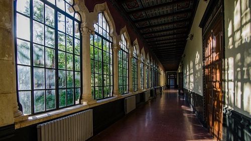 Ministerul Educației anunță că vor fi montate camere de supraveghere în spațiile exterioare ale Școlii Centrale, după incidentul de ieri, când trei fete care au consumat substanțe interzise, s-au simțit rău și au ajuns la spital