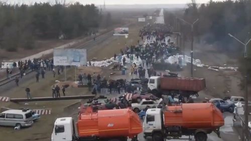 VIDEO Locuitorii unui oraș din sudul Ucrainei au construit baricade în fața tancurilor rusești / 40% din populație e de naționalitate rusă