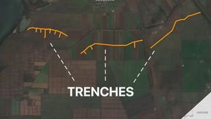 Imagini din satelit: Rușii sapă tranșee în nordul Crimeii / "Barieră defensivă majoră" în portul din Sevastopol
