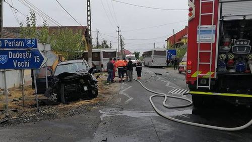 Accident grav în Timiș: Un autocar cu 20 de pasageri a intrat într-o casă. Șoferul a suferit leziuni grave