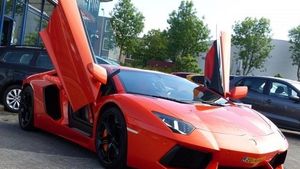 Zeci de Lamborgini şi Ferrari circulă de anul trecut pe străzile din Bucureşti. Ce alte marci de lux câștigă în preferințele românilor