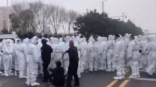 China : Oamenii sunt percheziţionaţi pe stradă şi li se verifică telefoanele / Autoritățile au înăsprit măsurile de securitate după protestele fără precedent împotriva restricţiilor COVID 