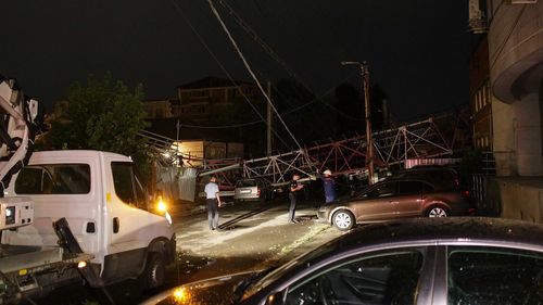 FOTO O antenă GSM a căzut peste două locuințe în București. Două persoane, printre care o femeie de 90 de ani, au fost transportate la spital