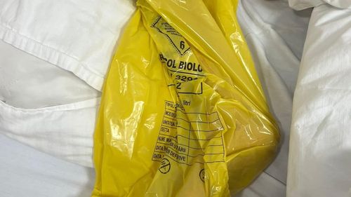 Piciorul unui pacient, învelit în pungă de gunoi pentru a nu murdări lenjeria / Anchetă la Spitalul Județean Vâlcea