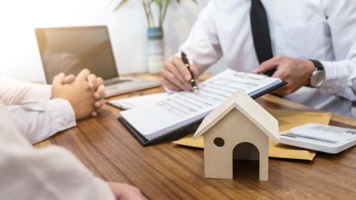 Avocat din Baroul Prahova, reţinut într-un dosar de înşelăciune cu apartamente. El e acuzat că a falsificat documente contabile pentru a beneficia de returnări de TVA în cuantum de 1,4 milioane lei